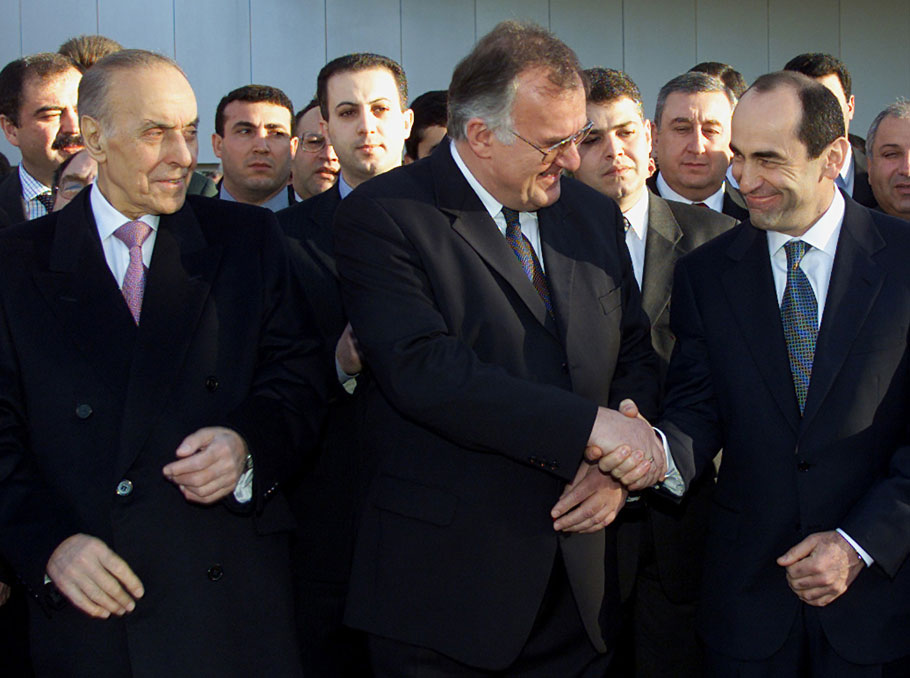 Гейдар Алиев, Вальтер Швиммер и Роберт Кочарян в январе 2001 года 