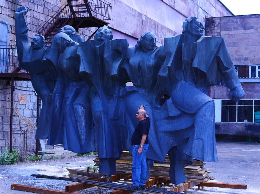 Арзуманян у восстановленного памятника