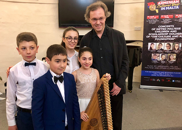 Алексей Шор и дети из Армении, выступавшие на Мальтийском фестивале