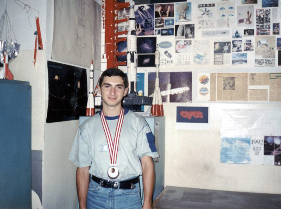 Տիգրան Շահվերդյանը՝ 2002թ. Միջազգային Ֆիզիկական Օլիմպիադայում շահած մեդալով 