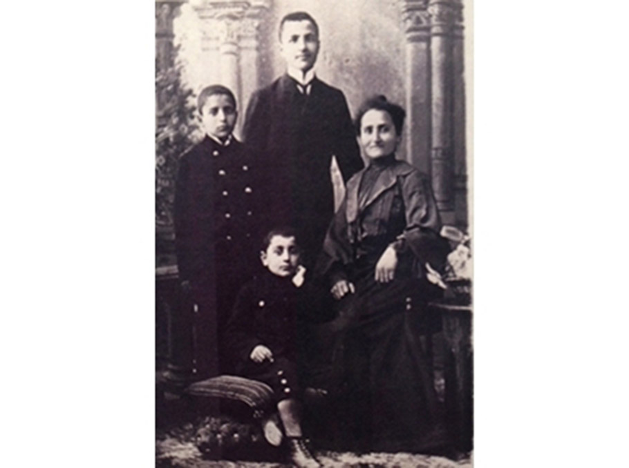 Հայկ, Հակոբ (Սիրունի) եւ Գրիգոր եղբայրները Մարիամ մայրիկի հետ, 1900-ական թվականների սկիզբ 