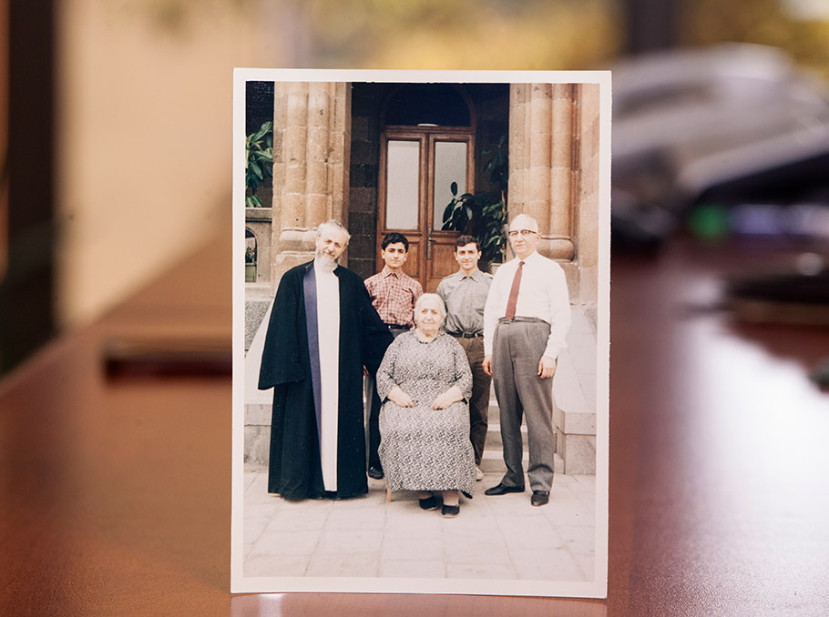 Պատրիս Ջոլոլյանը` հոր, եղբոր, Վազգեն Վեհափառի եւ նրա մոր հետ, 1966թ. 