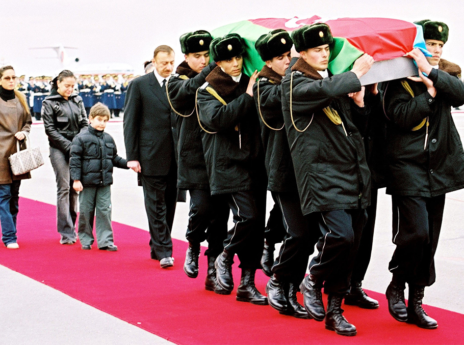 Heydar Aliyev’s coffin arrives to Baku airport