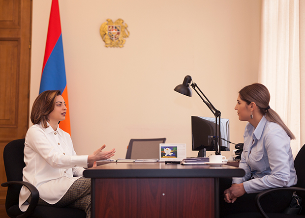 Ամալյա Հովհաննիսյանը զրուցում է Լենա Նազարյանի հետ Ամալյա Հովհաննիսյանը զրուցում է Լենա Նազարյանի հետ