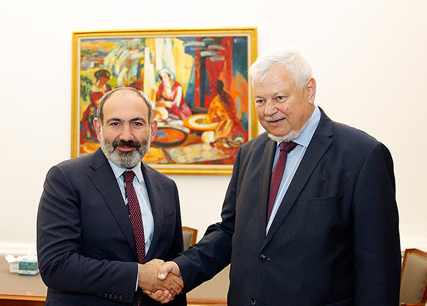 Andrzej Kasprzyk and Armenian PM Nikol Pashinyan 