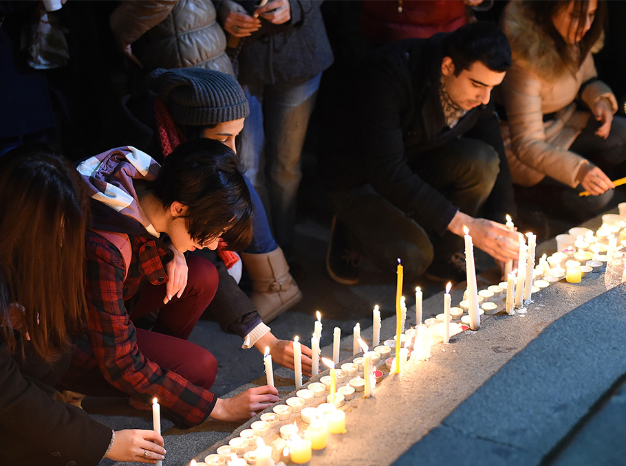 Жители Еревана зажигают свечи в память о семье Аветисянов