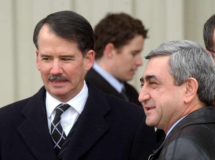  Джон Эванс и министр обороны Армении Серж Саргсян в 2005 году 