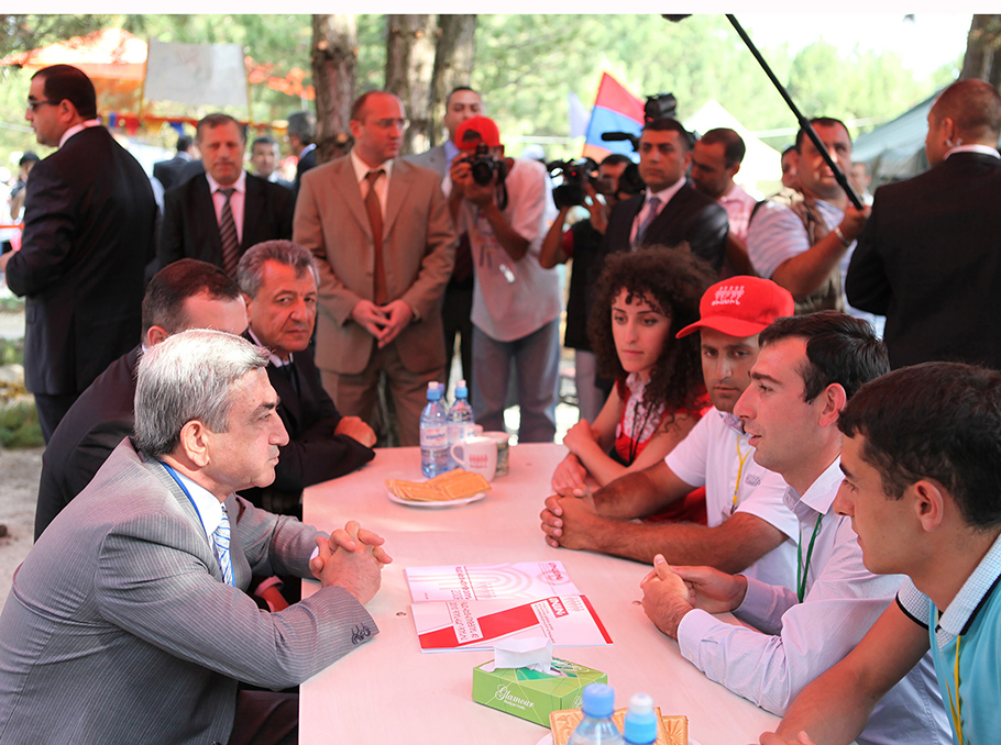 Serzh Sargsian meets the members of Miasin youth movement 