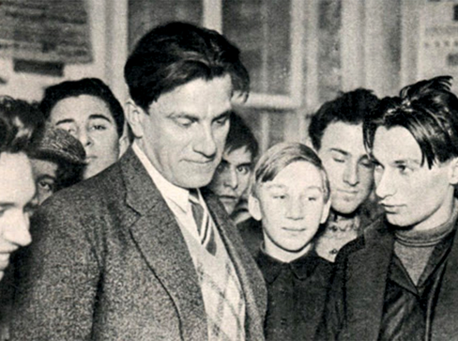 Վլադիմիր Մայակովսկին աշակերտների հետ