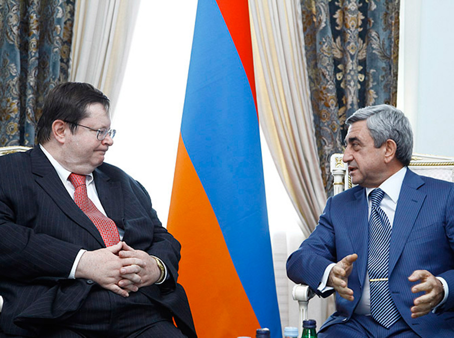 Роберт Симмонс и президент Армении Серж Саргсян 
