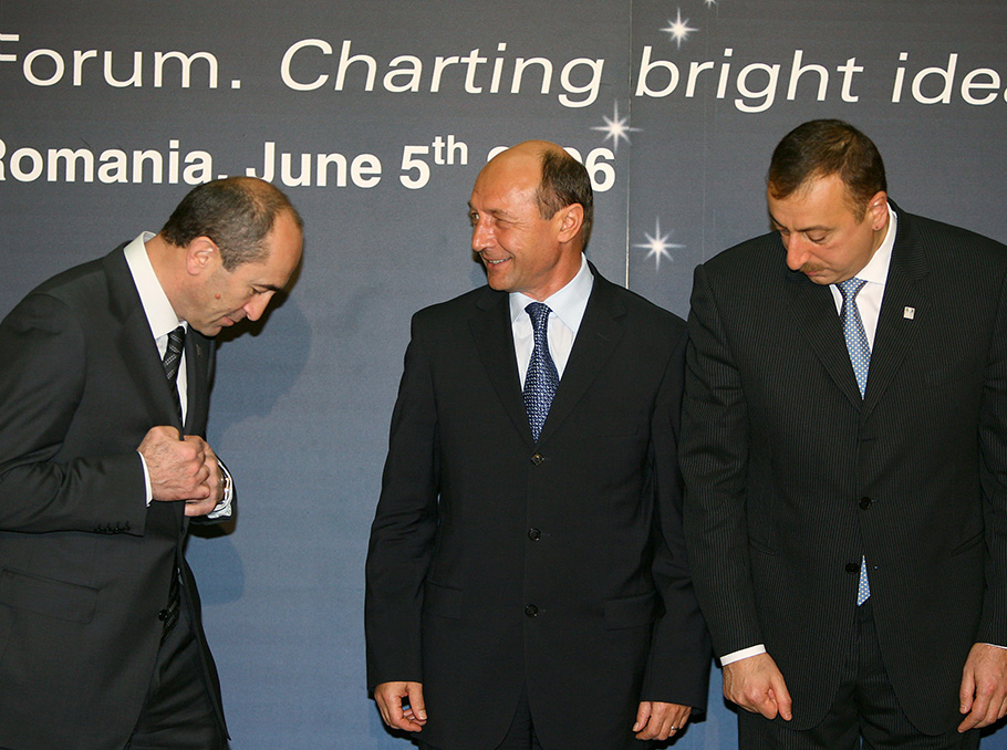 Роберт Кочарян и Ильхам Алиев на международном форуме в Бухаресте в 2006 году