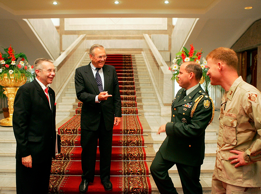 Ричард Хогланд и глава Пентагона Дональд Рамсфельд в Таджикистане в 2005 году