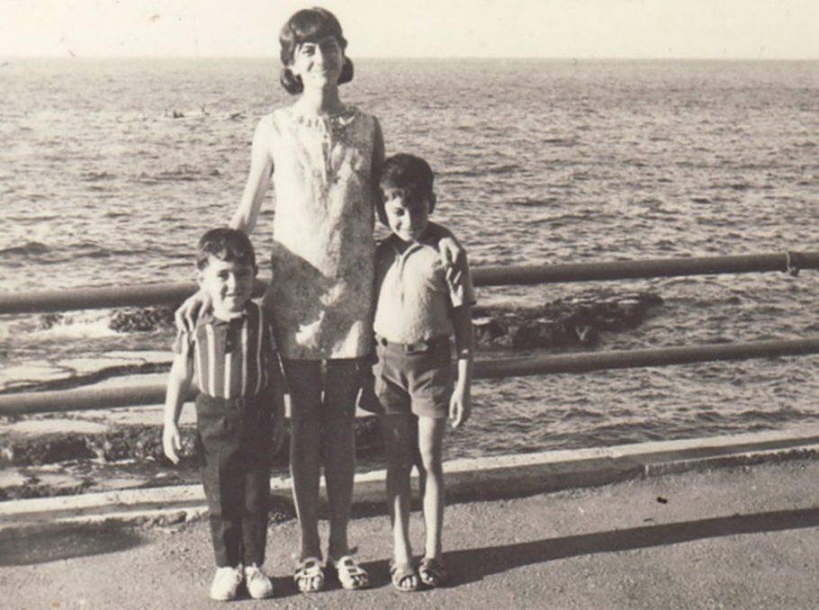 Արտեմ Փաթափությանը 4 տարեկան հասակում՝ եղբոր եւ քրոջ հետ