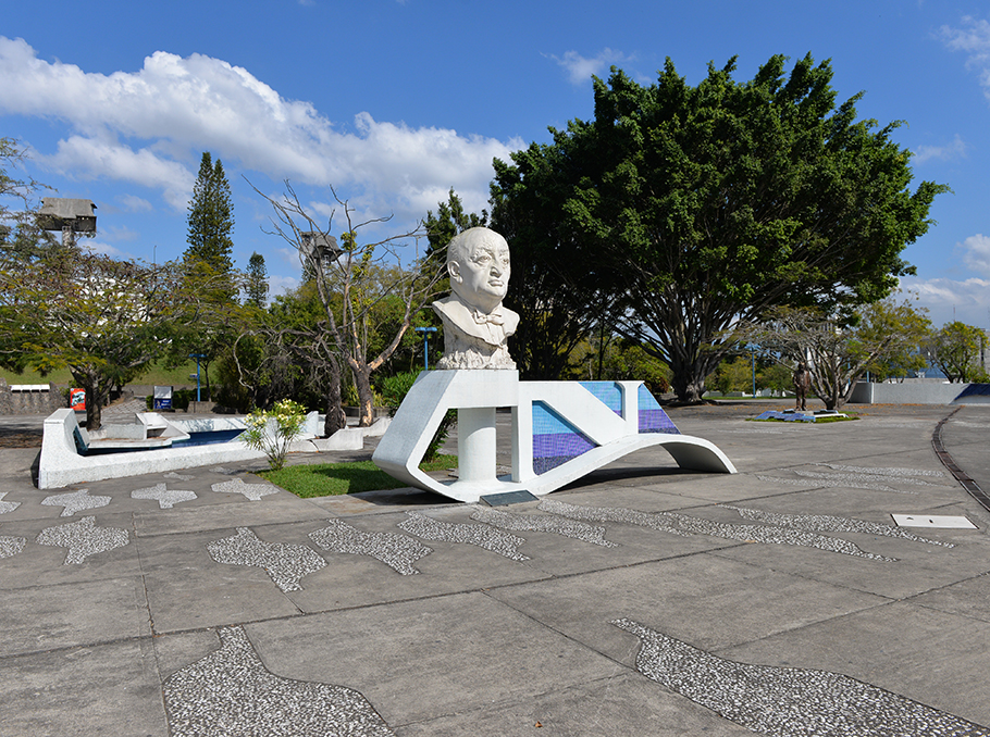 Միգել Անխել Աստուրիասի արձանը Գվատեմալայում