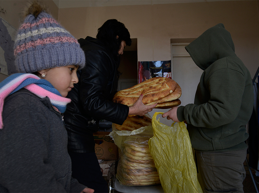 Каждый день в сельсовете Шурнуха жителям раздают бесплатный хлебЮ который им присылает администрация Сюника