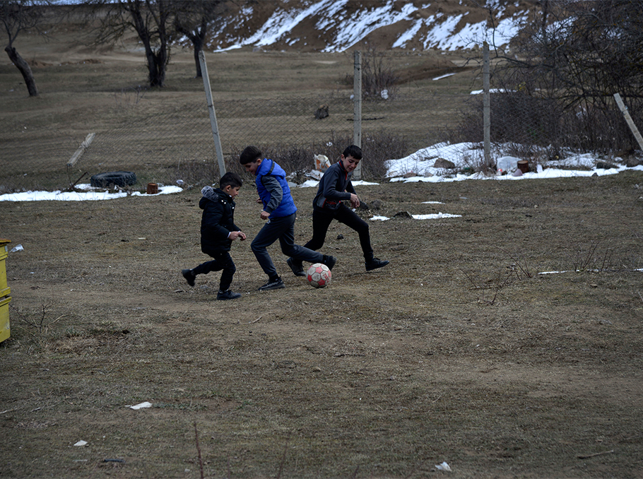 Футбольный матч между школьниками Шурнуха недалеко от сельской школы