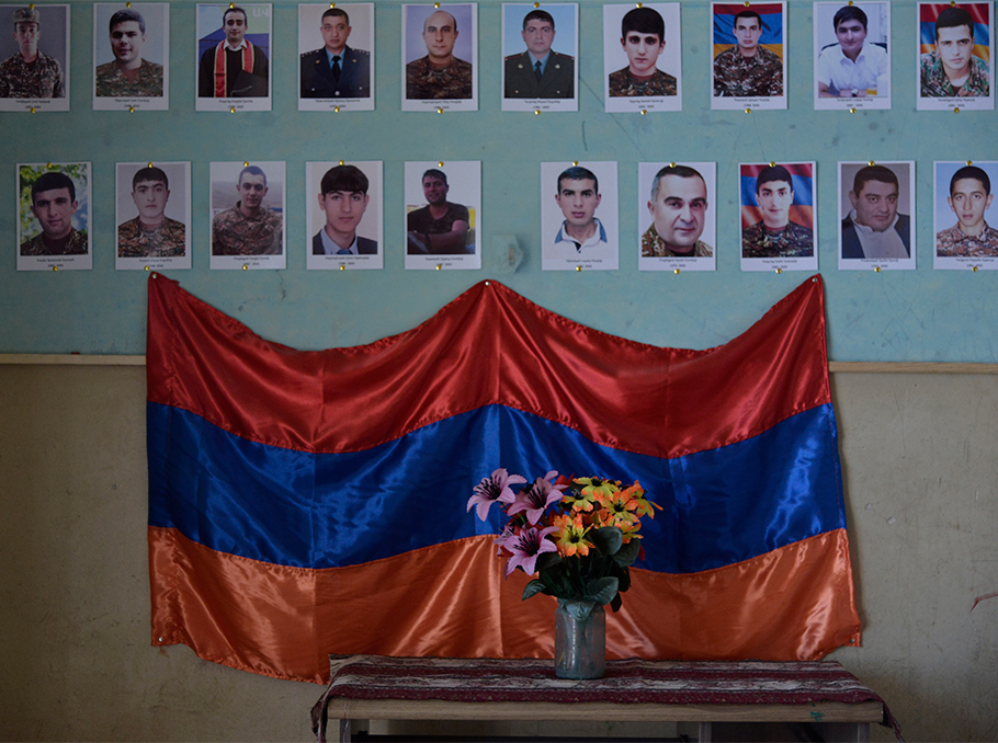 Фотографии военнослужащих, погибших в ходе четырехдневной войны 2016 года и 44-дневной войны 2020 года, на стене школы Шурнуха