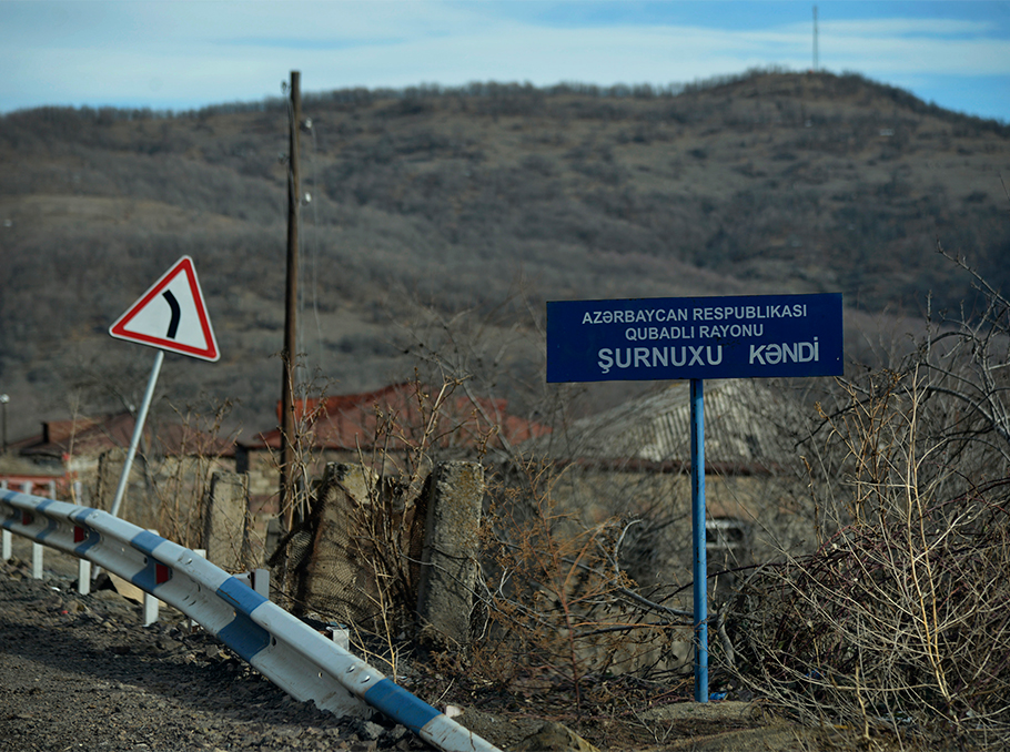 Находящийся в Шурнухе дорожный указатель на азербайджанском языке 