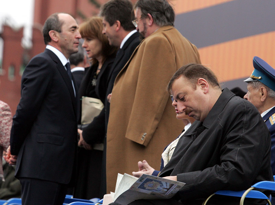 Robert Kocharyan and Ilham Aliyev in Moscow in 2004