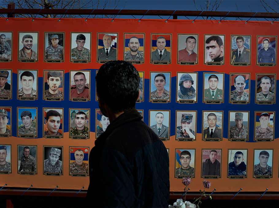 Արծիվը՝ Ստեփանակերտի հրապարակում՝ 44-օրյա պատերազմի զոհերի լուսանկարների պաստառի մոտ