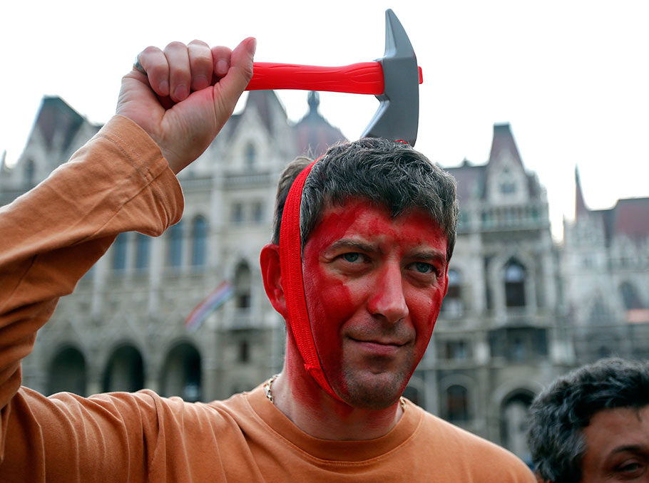 Участник акции протеста в Будапеште