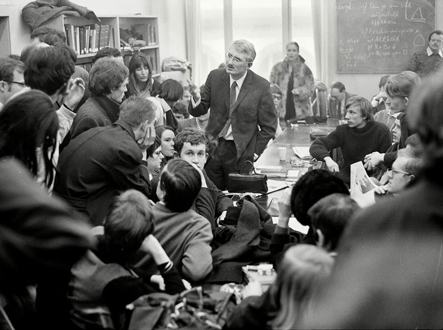 Յուրգեն Հաբերմասը 1969 թվականին Ֆրակֆուրտի համալսարանի փիլիսոփայության ֆակուլտետի ուսանողների հետ