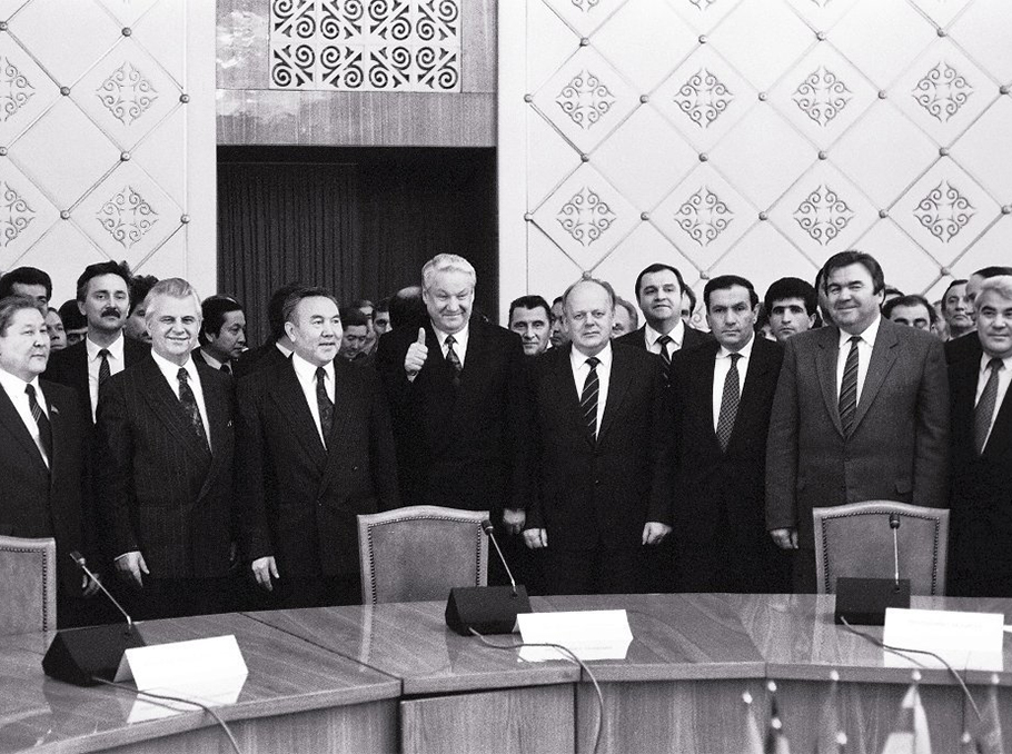 Руководители стран СНГ после подписания Алма-Атинской декларации