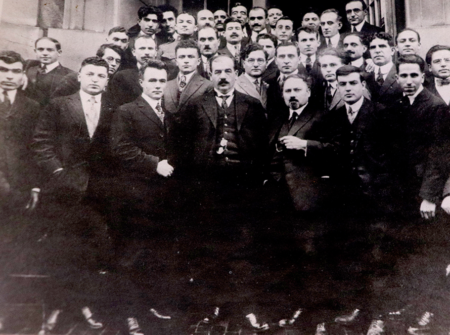 Առաջին շարք ձախից չորրորդը Արմեն Գարոն է, երկրորդ շարք աջից երկրորդը՝ Ահարոն Սաչակլյանը, նրա կողքին՝ Շահան Նաթալին