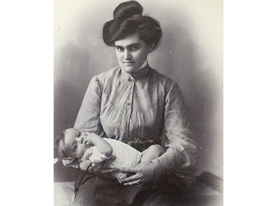 Արմեն Գարոյի կինը` Մարիամ Ամբրումյան-Փաստրմաջյանը որդու՝  Հրանտի հետ Թիֆլիսում, 1904 թ.