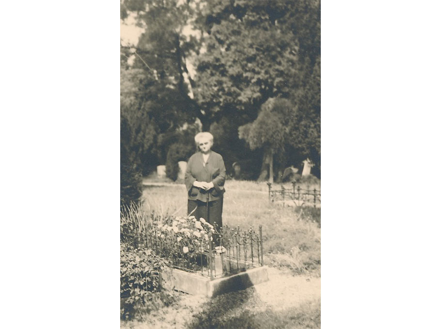 Արմեն Գարոյի կինը՝ ամուսնու շիրմաքարի մոտ