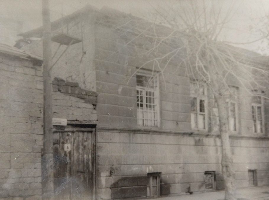 Վ․ Սուրենյանցի փողոցի տունը, որտեղ մինչեւ 1936-ն ապրել է Արտաշես Գեւորգյանը