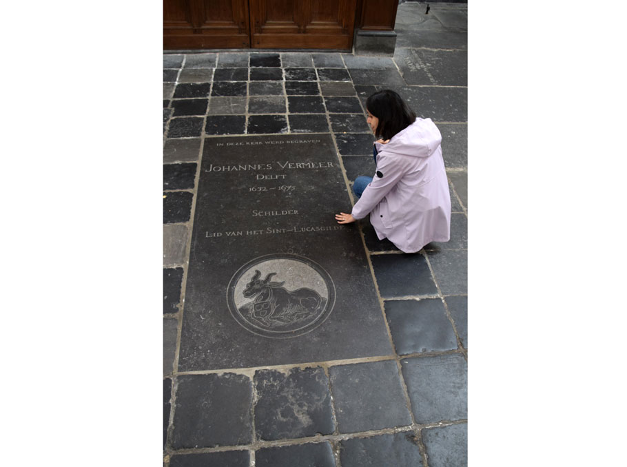 Մարիա Սադոյանը Վերմեերի գերեզմանաքարի մոտ Դելֆթի Հին եկեղեցում 