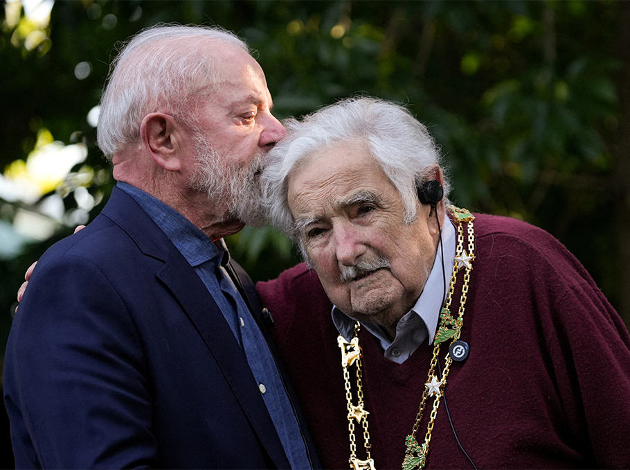 Բրազիլիային նախահահ Լուլա դա Սիլվան համբուրում է Խոսե Մուխիկային՝ նրան Հարավային Խաչի շքանշանով պարգեւատրելուց հետո