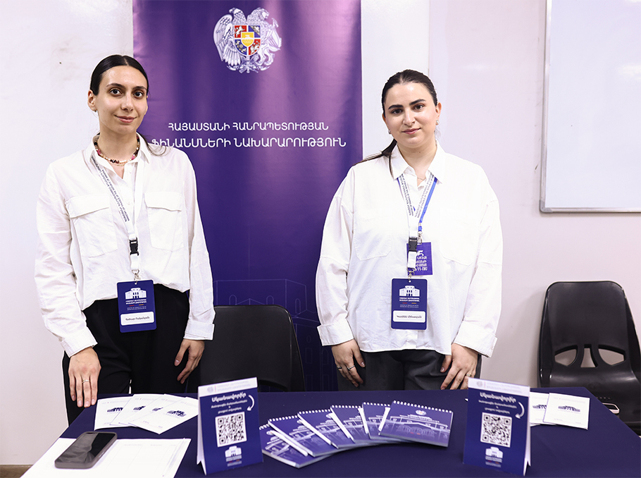 Կարինե Մինասյանը՝ աջից