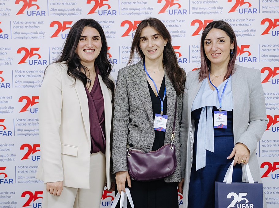 Ասյա Մովսիսյանը՝ ձախից