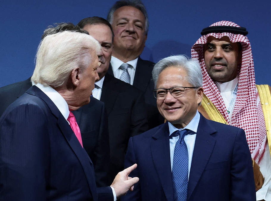 ԱՄՆ նախագահ Դոնալդ Թրամփը, Nvidia-ի գլխավոր տնօրեն Ջենսեն Հուանգը եւ Նուբար Աֆեյանը (հեռվում)