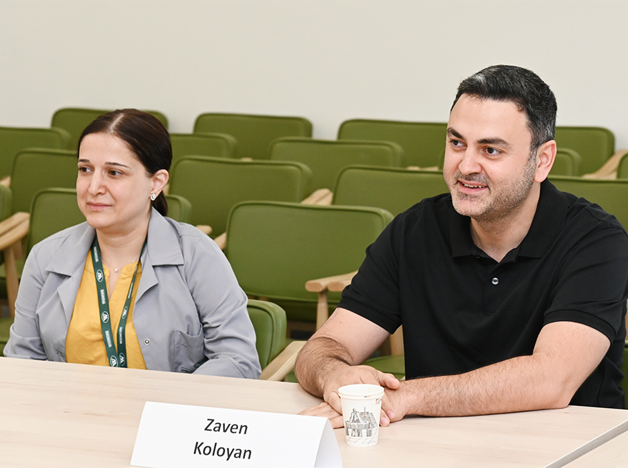 Զավեն Քոլոյանը եւ «Ուիգմոր կանանց եւ երեխաների հիվանդանոց»-ի բուժական գծով փոխտնօրեն Հրաչուհի Ղազարյանը