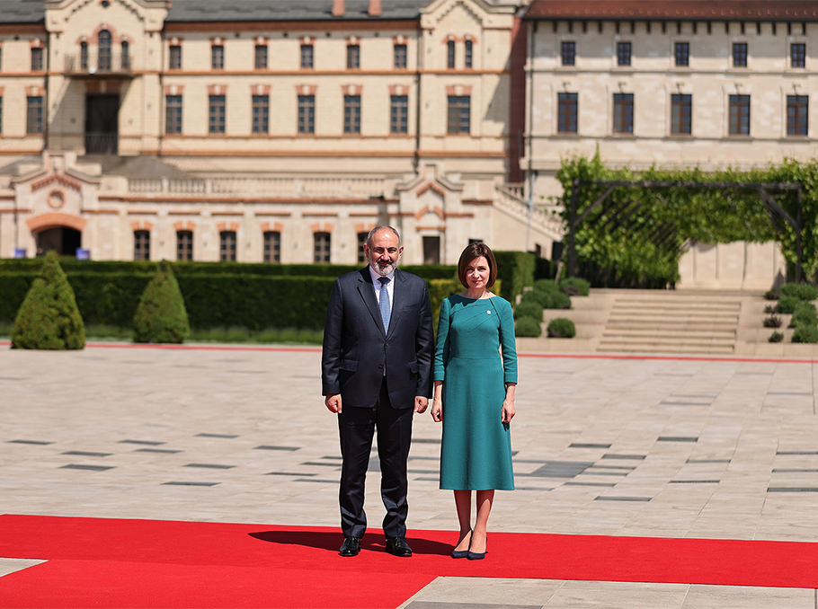 Премьер-министр Армении Никол Пашинян и президент Молдовы Майя Санду