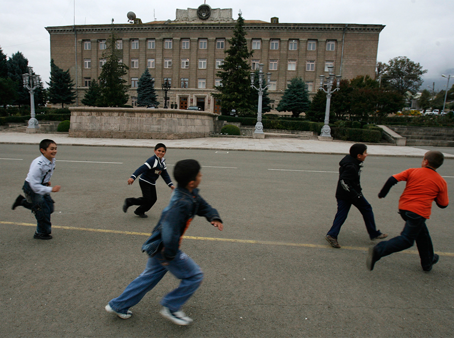 Երեխաները խաղում են Ստեփանակերտի Վերածննդի հրապարակում (2009թ.)