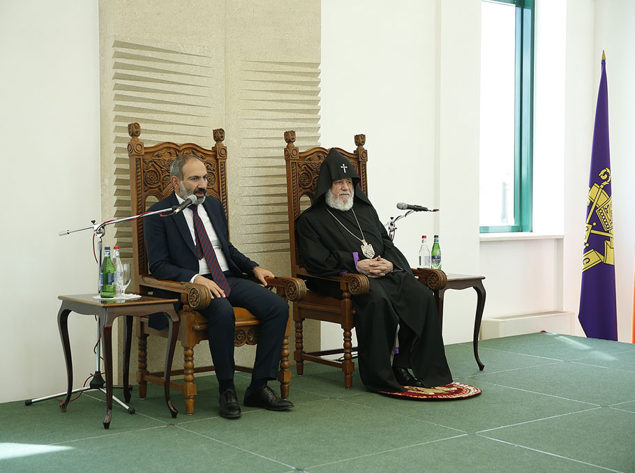 Նիկոլ Փաշինյանը եւ Գարեգին Երկրորդը 2018թ. հունիսի 1-ին