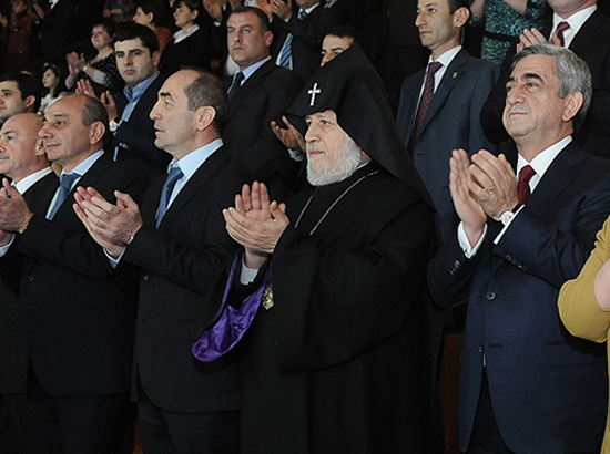 Robert Kocharyan congratulates Serzh Sargsyan