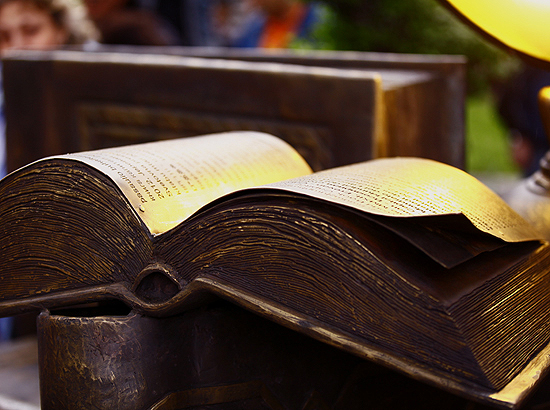Երեւանում տեղադրվել է Նուռի հեղինակած «Ընթերցող» արձանը 