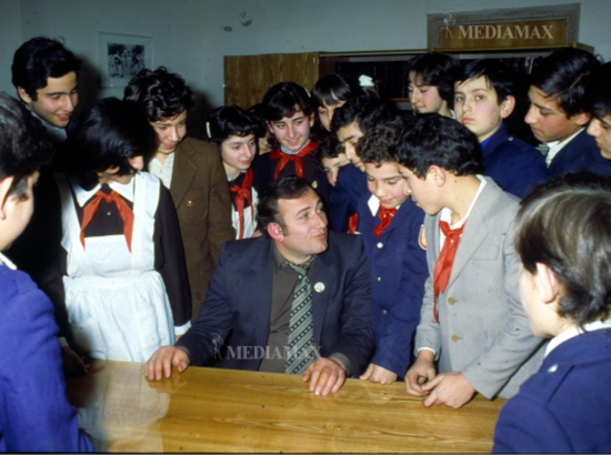 Шаварш Карапетян со школьниками. 