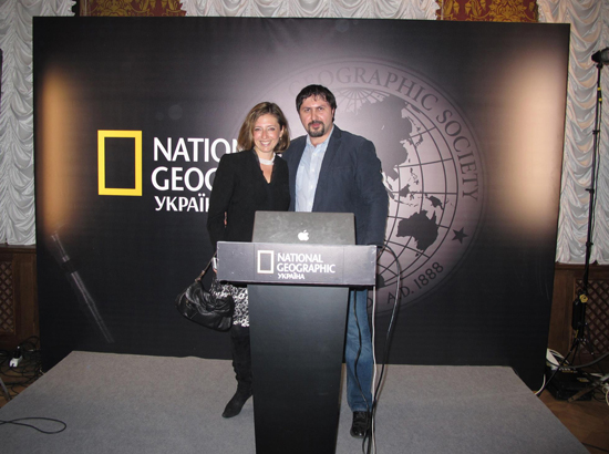 Յուլիա Պետրոսյան Բոյլը NGM ամսագրի շնորհանդեսին Կիեւում` համադասարանցի Ռոբերտ Չաղալյանի հետ: