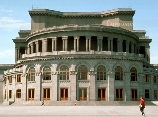 Օպերային թատրոնի շենքը 1985 թվականին: