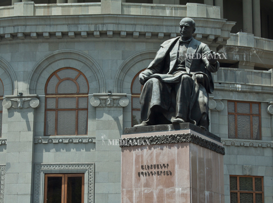 Ալեքսանդր Սպենդիարյանի արձանը: