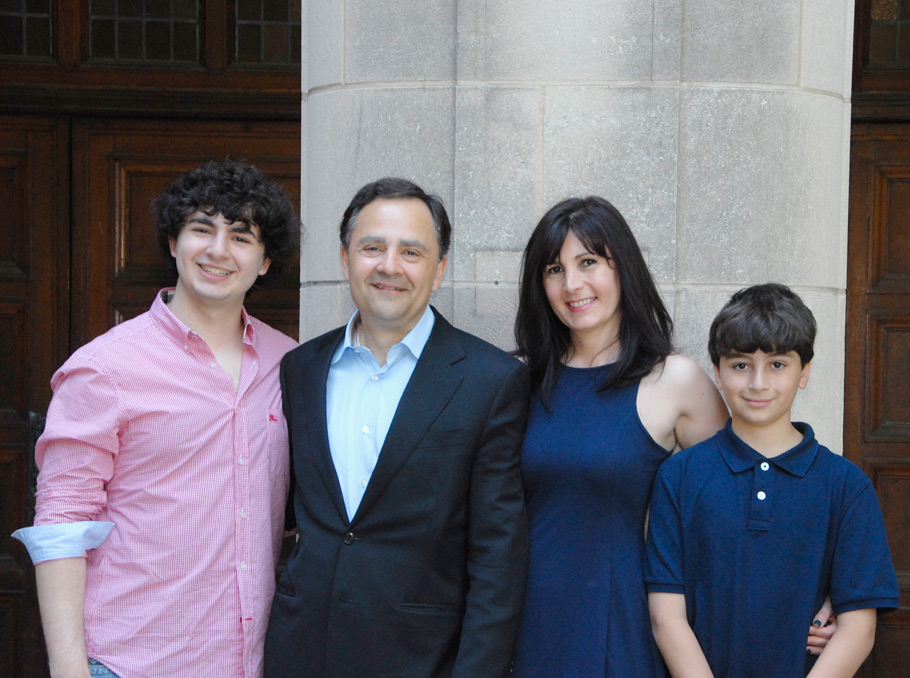 Армен Закарян с семьей 