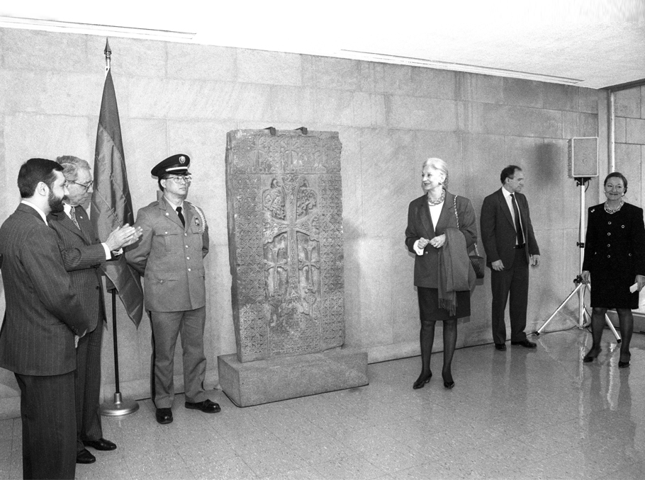 Հայաստանի կառավարությունը ՄԱԿ-ին նվիրում է 12-րդ դարի, Գեղարդից տեղափոխված հայկական խաչքար:1994թ. Նյու-Յորք:
