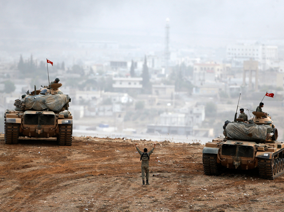 Turkish tanks near the Syrian border