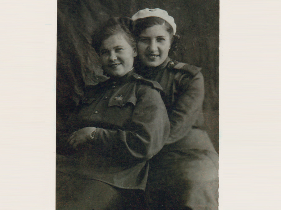 Ռոզալյա Աբգարյանը (աջ կողմում)՝ մարտական ընկերուհու հետ, Ուժգորոդի գրավումից հետո, 1944թ.  